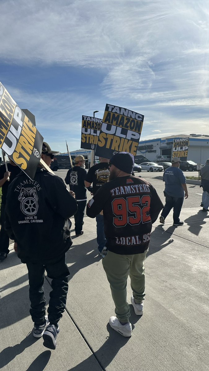 Scarlin2010's tweet photo. @Teamsters @teamsters952 in solidarity with striking @amazon Workers nationwide. #Shutitdown #AmazonTeamsters https://t.co/dArpq2KLYw