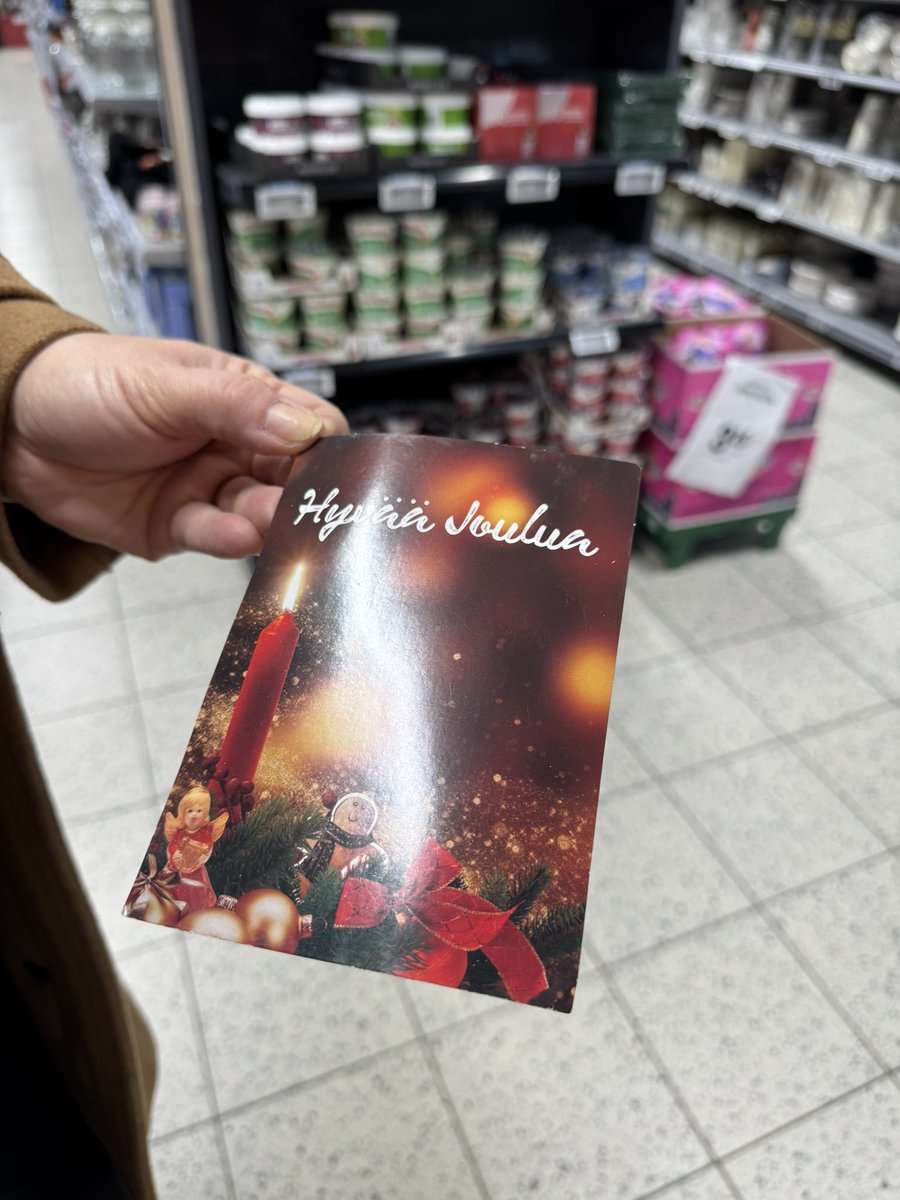 Osuuskauppa Keulan perinteinen toimipaikkojen joulukierros🧑🏼‍🎄 Paljon kaupan vilinää ja joulutunnelmaa. Ihana tunteellinen hetki ABC Kortelassa. Tommin perinteinen kortin luovutus ja puhe❤️ 

#ihankeulassa #joulukierros
#parempipaikkaelää #rakastunutraumaan
#etujaomistajille