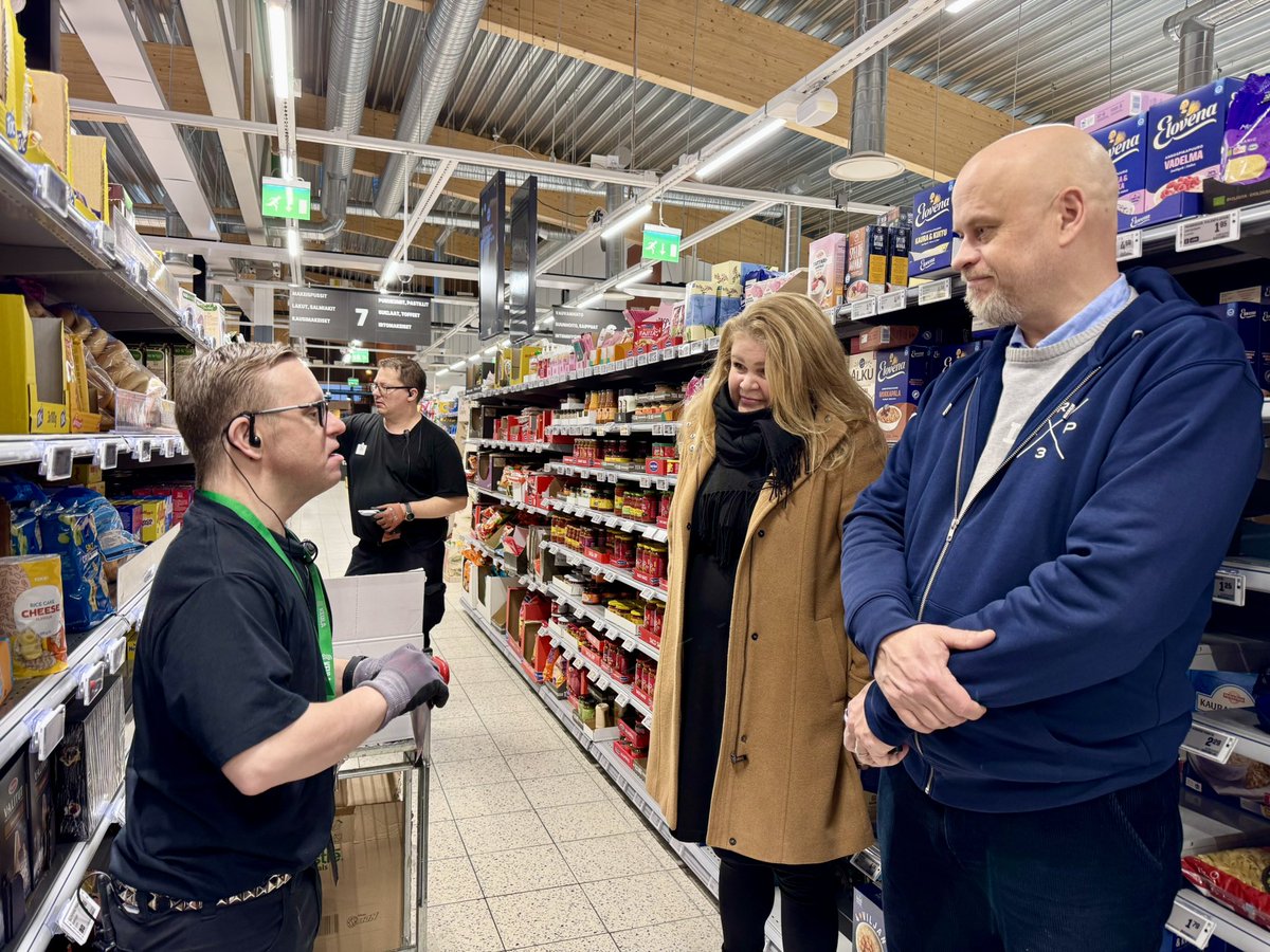 JeskanenKirsi's tweet photo. Osuuskauppa Keulan perinteinen toimipaikkojen joulukierros🧑🏼‍🎄 Paljon kaupan vilinää ja joulutunnelmaa. Ihana tunteellinen hetki ABC Kortelassa. Tommin perinteinen kortin luovutus ja puhe❤️ 

#ihankeulassa #joulukierros
#parempipaikkaelää #rakastunutraumaan
#etujaomistajille https://t.co/IoHtaZMKcu