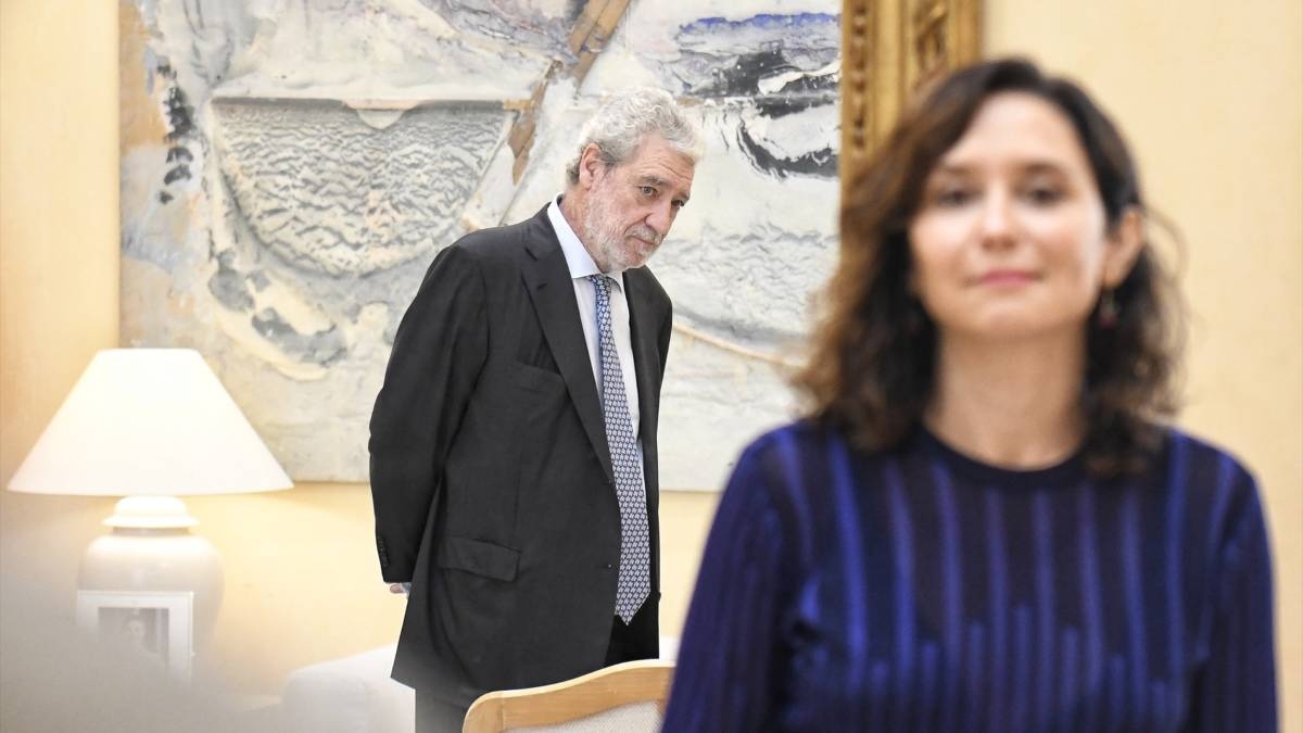 diasasaigonados's tweet photo. 1. Ayuso y MAR, su aparato de las tormentas, han conseguido hacer pasar al fiscal general por debajo del futbolín, pero no que pague la cuenta de sus rondas: la UCO no puede vincular a García Ortiz con la filtración sobre González Amador.

2. La UCO tan sólo ha encontrado algo que ya sabíamos: el FGE recibió los correos referentes al novio de Ayuso a las 23:45, en los que González Amador admitía el delito y ofrecía un pacto a la Fiscalía, cuando la SER los había publicado a las 23:24.

3. EL FGE los pidió para poder defender la labor de la fiscalía tras la filtración parcial de MAR, que daba a entender que había sido la fiscalía quien había ofrecido un pacto a González Amador, algo falso.

4. Fueron los días en que MAR no sólo fabricó un bulo, que Ayuso repitió varias veces en diferentes comparecencias, sino que amenazo a medios y periodistas que dieron la información cierta.

5. De la "participación preeminente" del FGE en la filtración que la UCO señaló a finales de noviembre a esto. Lo importante no es el resultado final, sino la tramoya que se construye por el camino.

6. Ahora toca hablar de borrado y destrucción de pruebas, algo que la UCO no señala en su informe. La Fiscalía, como otros tantos organismos, maneja la información sensible bajo criterios de seguridad.

7. Más allá de maniobras, lo que sí sabemos es que González Amador defraudó 350000€ a Hacienda. De una operación donde ganó dos millones de euros en la que participó el presidente de Quirón Prevención.

8. Unos meses después de esta operación, González Amador compró por medio millón de euros una empresa que no valía tres mil. A la mujer de Fernando Camino, presidente de Quirón Prevención.

9. González Amador y Fernando Camino han hecho de todo en todas las posturas. Quirón factura mucho dinero público a la Comunidad de Madrid. González Amador tenía como principal cliente a Quirón.

10. Nadie monta el follón que montaron estos por un fraude fiscal. Salvo que ese fraude sea el camino de miguitas de pan, para quien quiera seguirlo, hacia el obrador ➡️https://t.co/7Kr1zzMaLx

Pd: la imagen es de Fernando Sánchez para Europa Press