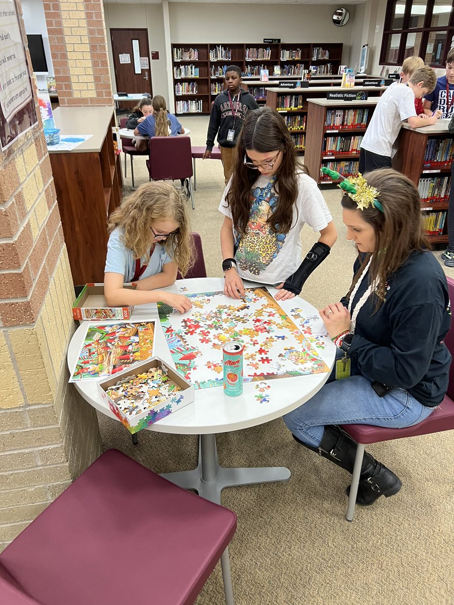 BeckJHLibrary's tweet photo. Lots of fun last week as all of our classes came through to participate in fun winter themed activities! #katylibraries @katy_libraries @BeckJuniorHigh #connectatbeck #funinthelibrary https://t.co/6rwU6YD4FV