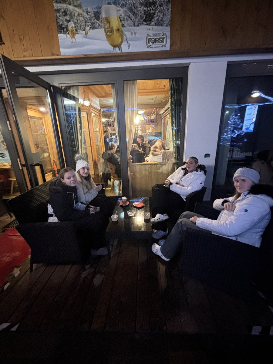ConnahsQuayPE's tweet photo. Finished the day with a trip to the local café for hot chocolate and ice cream 🇮🇹 ⛷️ ☕️ 🍦 https://t.co/CCALmB6RA9