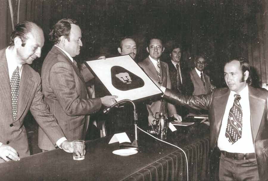 eldesconocido's tweet photo. La identidad de #Pumas esta compuesta por diversos factores... pero uno de los más importantes es su escudo.

Ese escudo que es incomparable.

Ese emblema que nos regaló Manuel Andrade.

Hoy falleció a los 80 años. 

Vuela alto 'Pajarito'. Tu gloria es eterna. https://t.co/WMcZwvCsac
