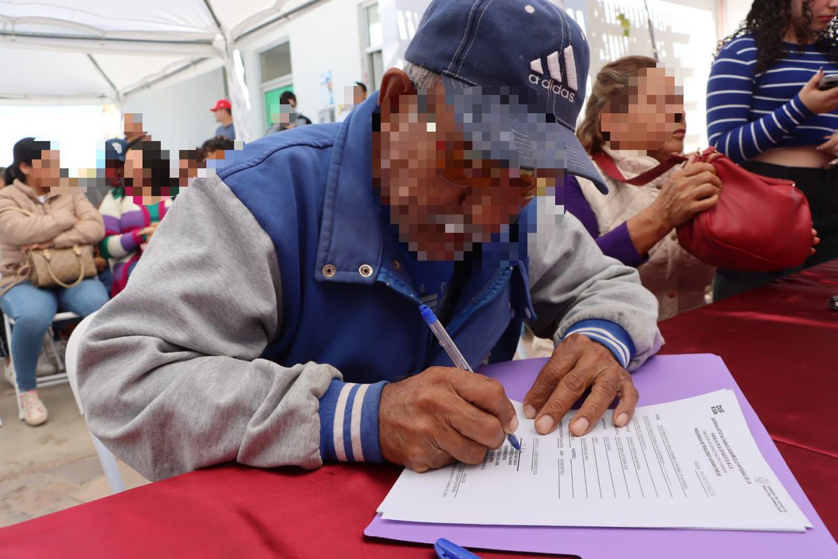 Para contribuir al bienestar de los grupos de atención prioritaria, esta mañana se realizó la entrega del programa de Pensiones Humanitarias en #Loreto, beneficiando a 40 personas a través de un recurso económico que proviene directamente de gobierno estatal.
