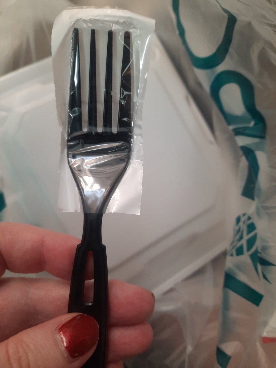 FierySara's tweet image. Shoot, this is pretty darn neat-o! Plasticware doesn't require a full cover to be sanitary; it just needs the part you eat at to be untouched. This is flippin perfect!
#Ingenuity #UseLessPlastic #GreatPacificGarbagePatch