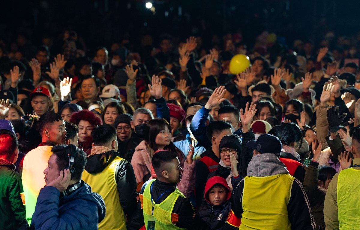 Reid_Saunders_'s tweet photo. Wow what an amazing weekend in Hanoi, Vietnam! We had an incredible turnout, 25,000 attended the "Christmas of Hope" festival, and I'm thrilled to share that 3,500 made decisions for Christ. Thank you for your prayers, support, and partnership! All for Jesus! https://t.co/yMVDiXtw3Q
