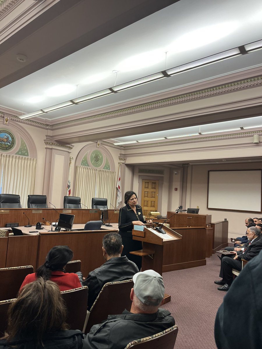 anahitajafary_'s tweet photo. As his last act as mayor of Stockton, Kevin Lincoln has presented the Gill family with a Key to the City award. Drs. Jasbir and Param Gill are pioneering physicians and business leaders who embody the American Dream and the spirit of Stockton. @kcranews @KevinLincolnCD9 https://t.co/CE3sw1yPwW