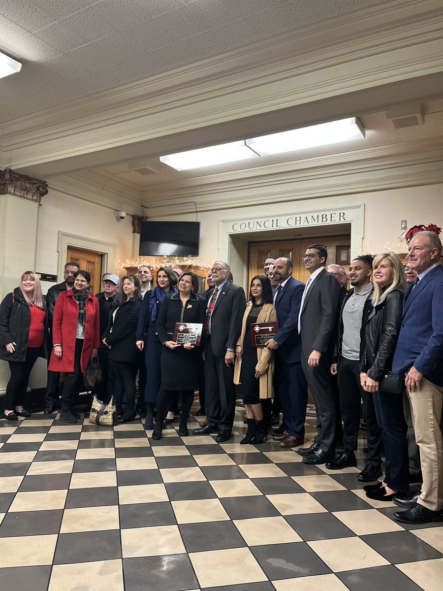 anahitajafary_'s tweet photo. As his last act as mayor of Stockton, Kevin Lincoln has presented the Gill family with a Key to the City award. Drs. Jasbir and Param Gill are pioneering physicians and business leaders who embody the American Dream and the spirit of Stockton. @kcranews @KevinLincolnCD9 https://t.co/CE3sw1yPwW