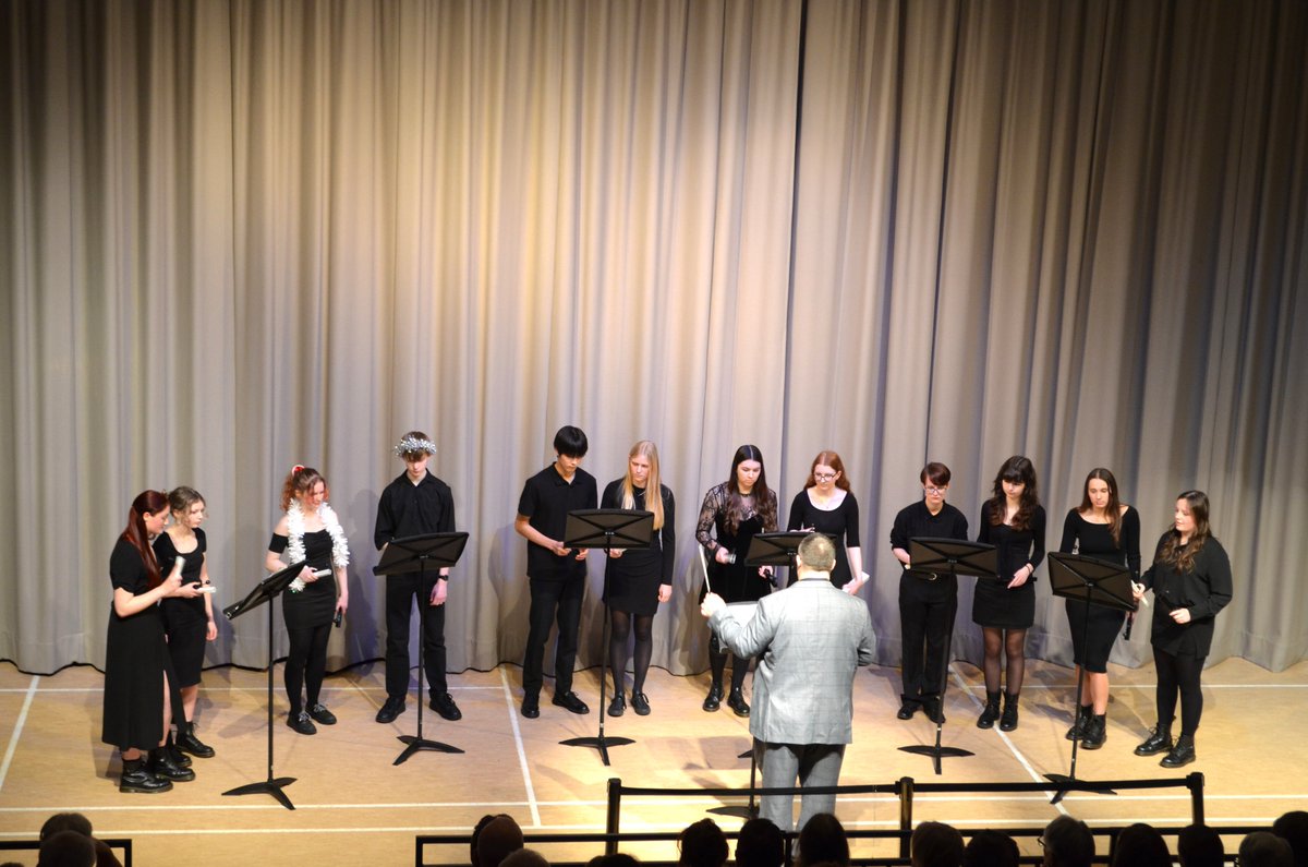 BeckfootSchool's tweet photo. All the incredible performances we've come to expect from our Beckfoot musicians...and more! Can't wait for the second half 😃👏🎶 https://t.co/GmZ21Aross