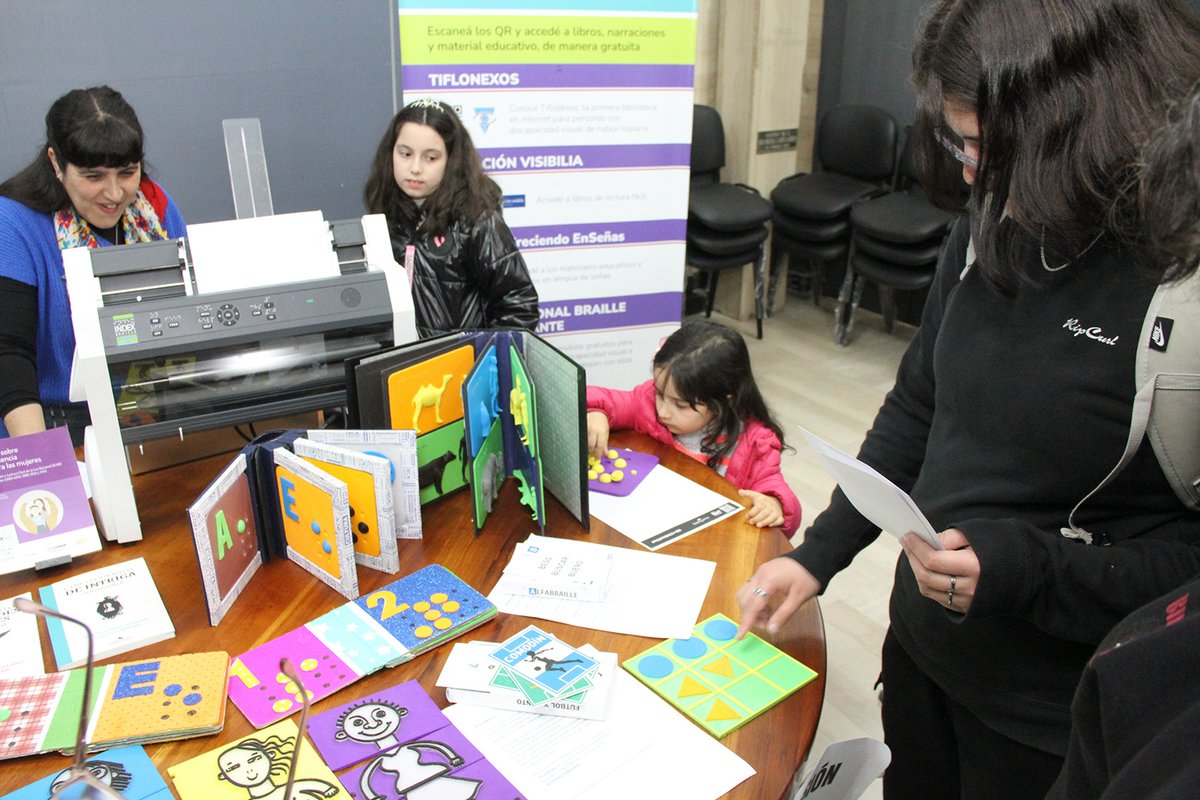 BCNArgentina's tweet photo. #EfeméridesBCN | 🌍 Día Mundial del Braille

 🧑‍🦯La Sala Pública de Lectura es sede de  @Tiflonexos ➡️1ra biblioteca digital para personas con discapacidad visual de habla hispana, que trabaja por un mayor acceso a la lectura a través de la tecnología.

📍 Sala Marrakech https://t.co/t9UVRSy0Hg