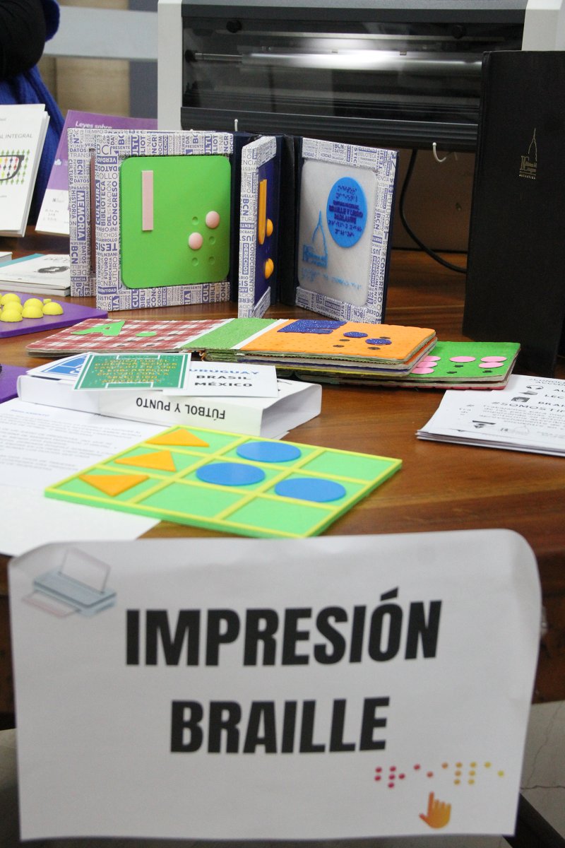 BCNArgentina's tweet photo. #EfeméridesBCN | 🌍 Día Mundial del Braille

 🧑‍🦯La Sala Pública de Lectura es sede de  @Tiflonexos ➡️1ra biblioteca digital para personas con discapacidad visual de habla hispana, que trabaja por un mayor acceso a la lectura a través de la tecnología.

📍 Sala Marrakech https://t.co/t9UVRSy0Hg