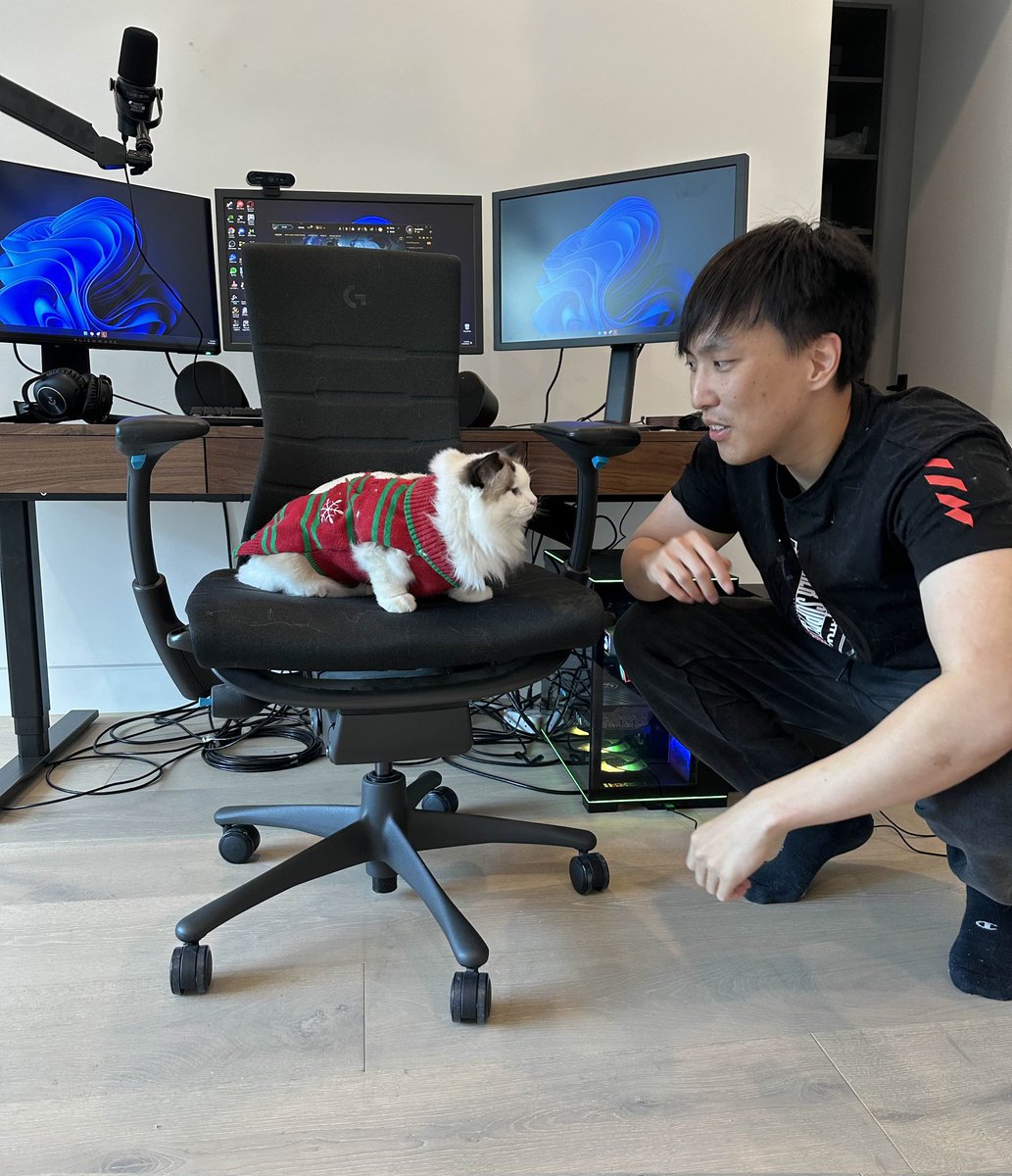 Doublelift1's tweet photo. Tofu and I are wishing you all happy holidays!!!

ty Logitech for sending me a new Embody. by far my favorite gaming chair in the world. available on the Herman Miller site if you wanna game  in comfort 😎

#ad https://t.co/647YJW7Dji