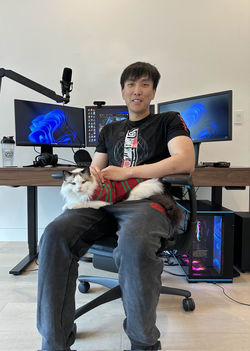 Doublelift1's tweet photo. Tofu and I are wishing you all happy holidays!!!

ty Logitech for sending me a new Embody. by far my favorite gaming chair in the world. available on the Herman Miller site if you wanna game  in comfort 😎

#ad https://t.co/647YJW7Dji