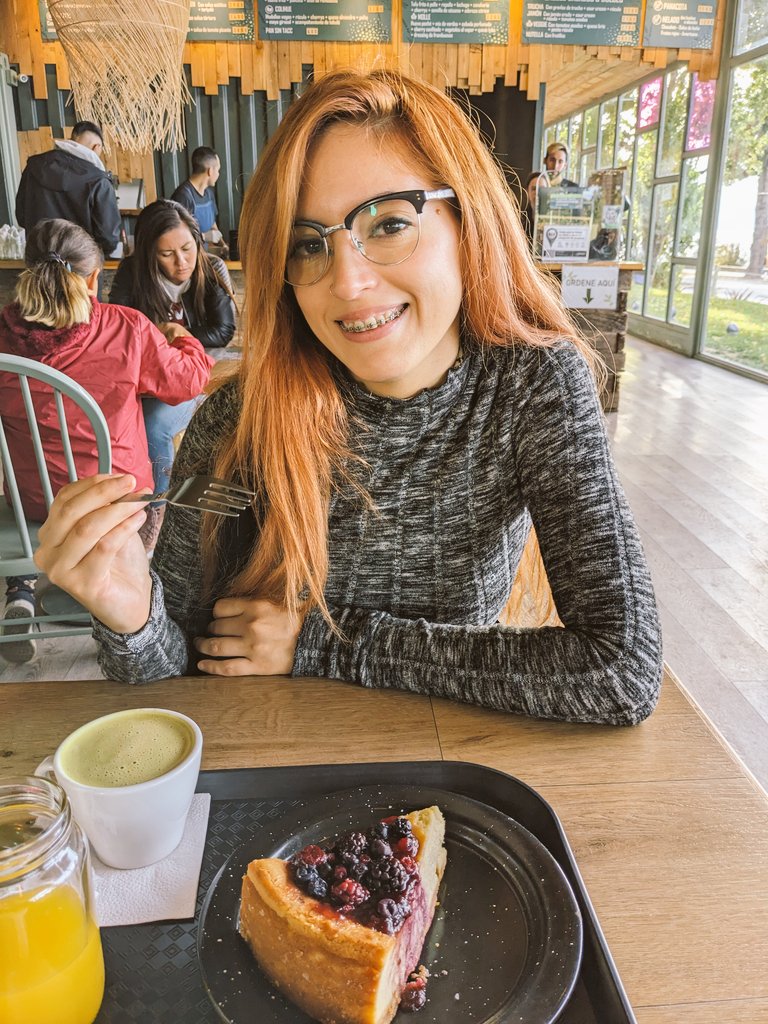 I don't smile that much 'cause I don't like my braces but when it's cake around I just can't avoid it 😋😁🍰