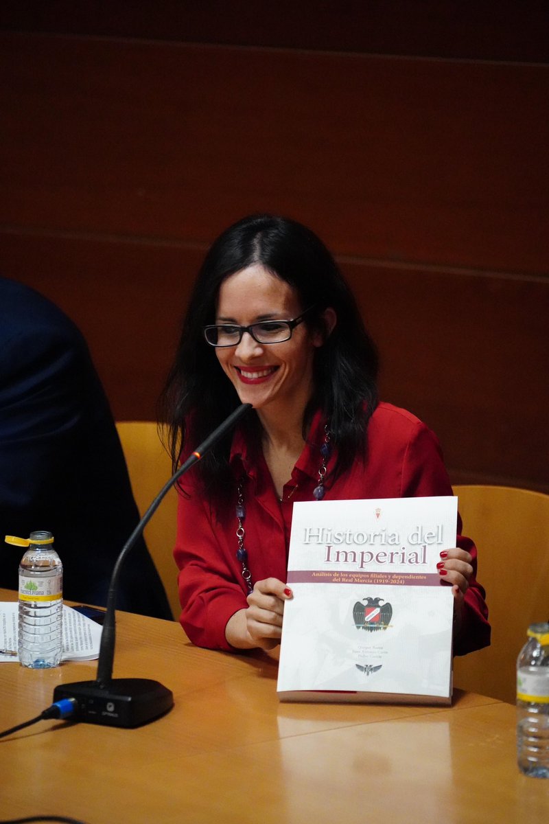 realmurciacfsad's tweet photo. 📚 “𝗛𝗜𝗦𝗧𝗢𝗥𝗜𝗔 𝗗𝗘𝗟 𝙄𝙈𝙋𝙀𝙍𝙄𝘼𝙇” 🔴⚪️

📜 3 años de trabajo 
⚽️ Más de 3.500 partidos 
🏃 Más de 1.500 jugadores 
📝 Más de 10.000 crónicas consultadas 

✍️ Por Quique Baeza, Juan Antonio Garre y Pedro García 🦅 https://t.co/285Httdm5z