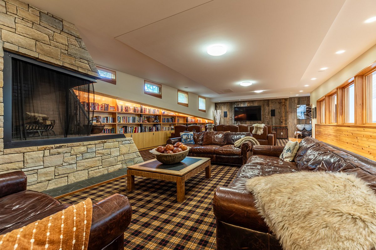 Since I know you all like libraries 📚 how about 141 acres in Vermont? 

Currently
Listed for only $6,700,000