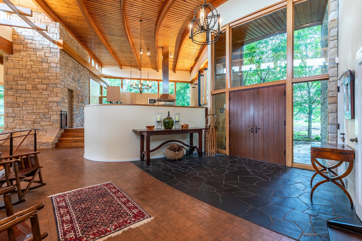 zillowgonewild's tweet photo. Since I know you all like libraries 📚 how about 141 acres in Vermont? 

Currently
Listed for only $6,700,000 https://t.co/kceEhfx8ZC