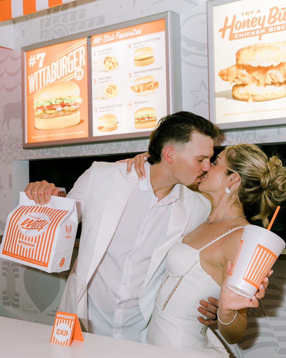 Bobby Witt Jr. got married and had a "Wittaburger" restaurant at his wedding 😂🍔

(via britneytarno/IG)