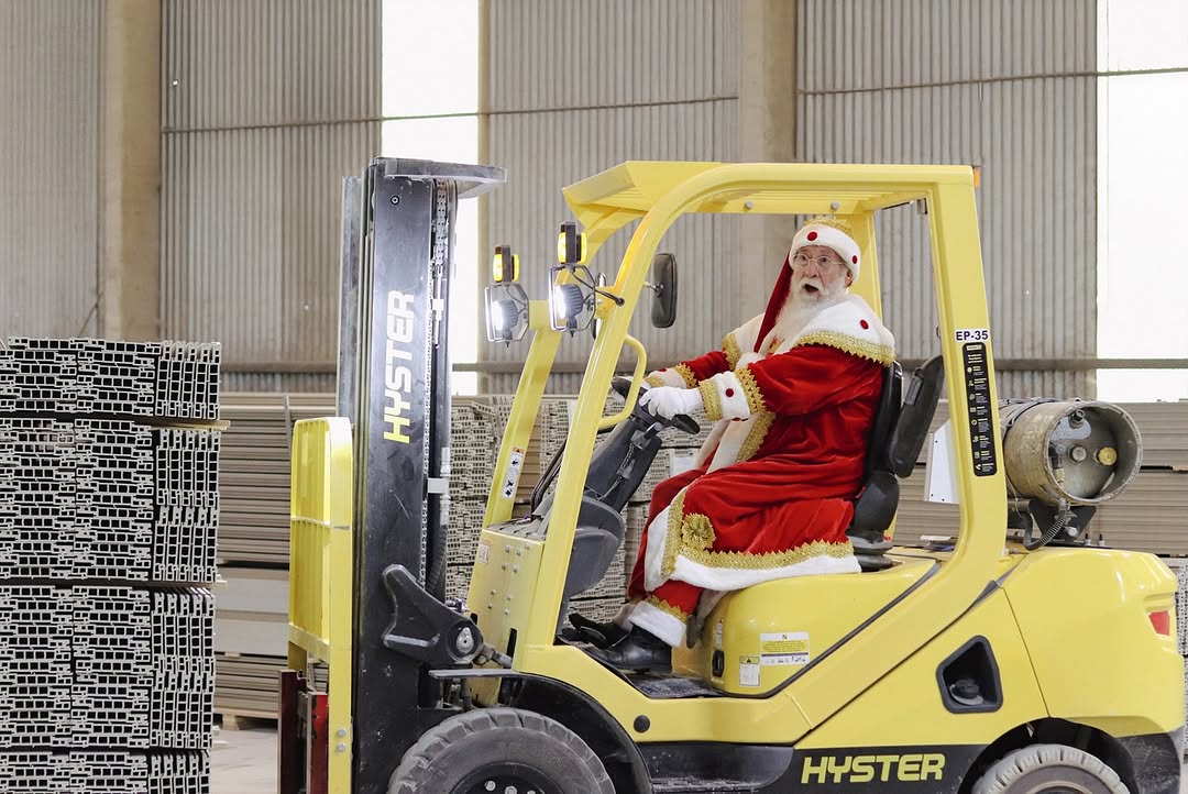 pormadeoficial's tweet photo. O Papai Noel deixou sua fábrica de presentes no Polo Norte para conhecer a fábrica de portas da Pormade! 🚪🎅

Na fábrica de brinquedos do Papai Noel, os sonhos ganham forma com cuidado e magia. Na fábrica da Pormade, o mesmo acontece: cada detalhe é pensado com precisão e dedicação para descomplicar processos construtivos e transformar os ambientes em lugares melhores para se viver. Porque, assim como o Natal, nossas portas também trazem encanto, acolhimento e a promessa de momentos especiais! ❤️

Quem mais está curioso para saber mais sobre essa visita? 🤔🎄🎅