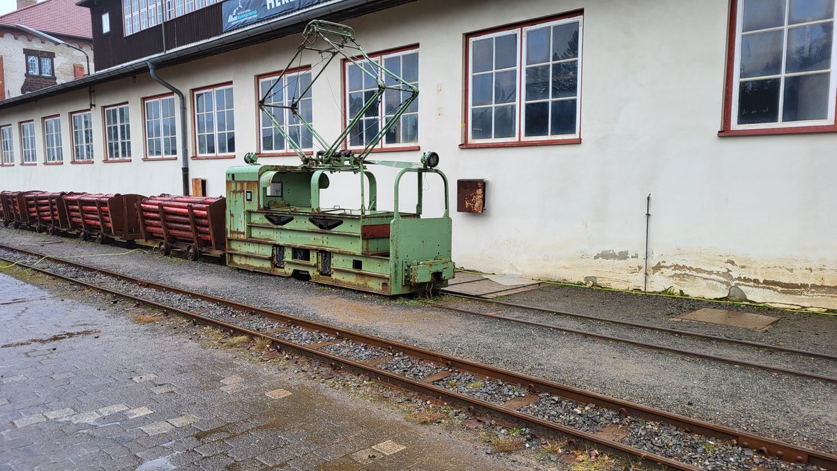 Zugzone0's tweet photo. #Schmalspur E-Lok des #Bergwerkes in Goslar. Sie wurde verwendet, um Übertage #Gesteine transportieren zukönnen. https://t.co/PK8elbs7HR