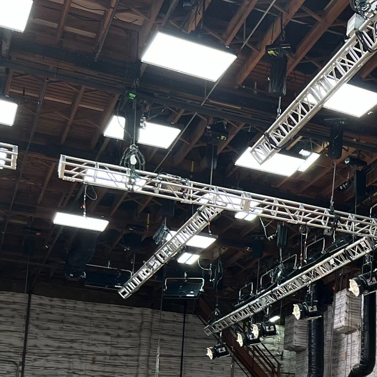 CineoLighting's tweet image. Spotted on Set 👀 How many #Cineo lighting fixtures do you see?

#QuantumII #LB800 #ReflexR10 #BehindTheScenes #Production #SetLighting