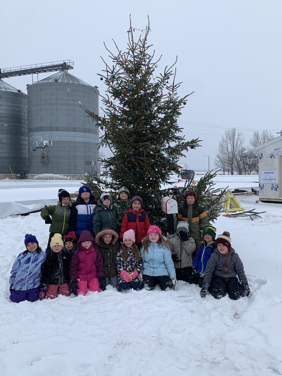 Starcevic1stKES's tweet photo. Fresh snow made for a beautiful walk downtown to get our Santa letters in the mail 💌  @KPSD2KES @KPSD2KPS https://t.co/mwRq5eN7fm