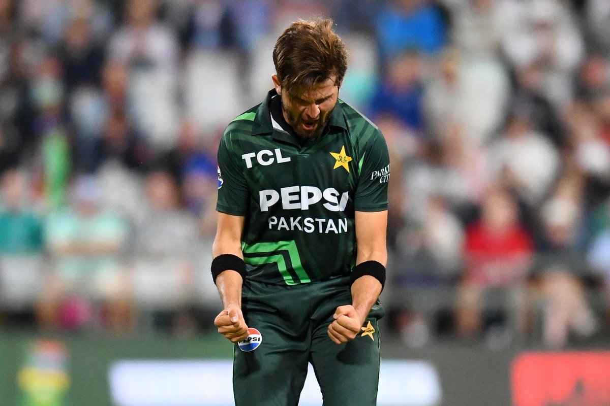 TweetsbyHifza's tweet photo. Need wickets, call Shaheen Afridi
Need a win, call Shaheen Afridi
❤️❤️
Good night Pakistan, have sweet dreams with ODI series trophy 🏆 and Good night South Africa, have Shaheen Afridi, a nightmare😈
#SAvPAK https://t.co/YtrlMibuqZ