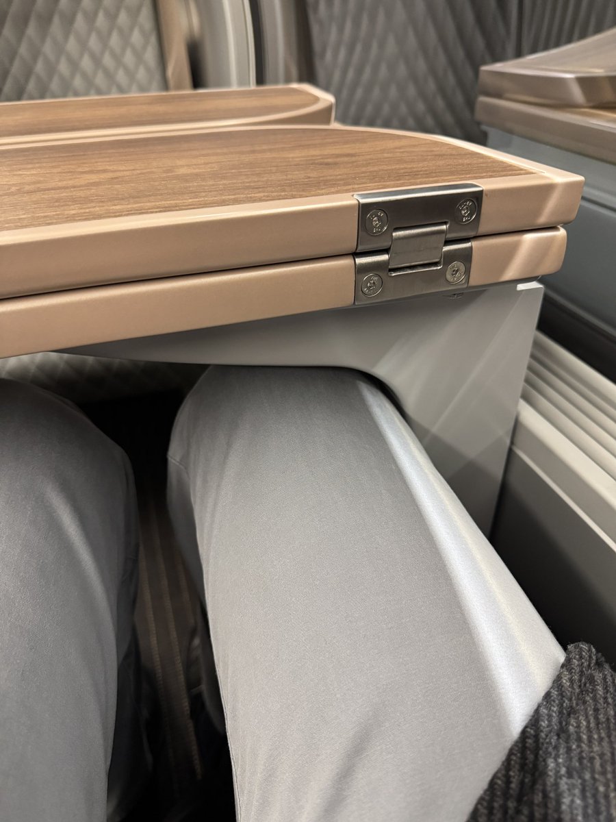 Als het tafeltje in de trein precies gemaakt lijkt te zijn voor jouw knie…