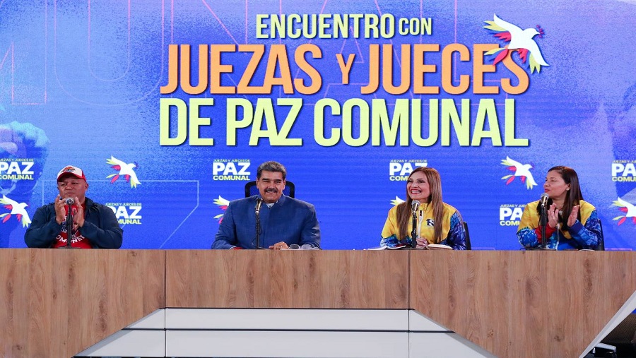 AzaelAdolfo01's tweet photo. El presidente, Nicolás Maduro, sostuvo que luego de 25 años en el gobierno, "estamos en el mejor momento para transferir al pueblo de Venezuela, todo el poder, para construir un poder integral en las bases", refirió en el acto con juezas y jueces de paz electos el pasado 15Dic. https://t.co/nQTk3XZOqr