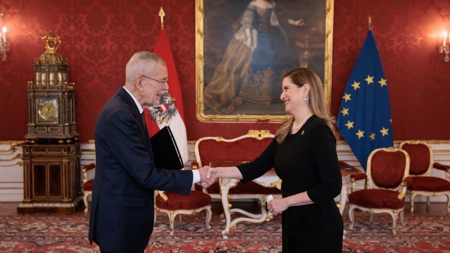 AzaelAdolfo01's tweet photo. #19Dic | La embajadora de Venezuela ante la República de #Austria, Claudia Salerno Caldera, entregó este miércoles las Cartas Credenciales que la acreditan en el cargo ante el presidente Federal del país europeo, Alexander Van der Bellen. https://t.co/bYyCIOYkZ0