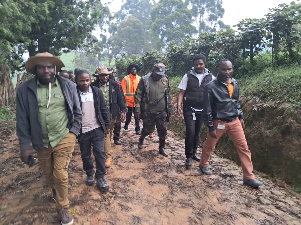 lafortunerdc's tweet photo. #RDC: Suite à l'avancée du #M23/RDF, l'honorable #Kambale KIVIRI Joatham et ses collègues députés provinciaux du #Nord-Kivu ont jugé bon de rallier le territoire de #Lubero pour renforcer le moral des @FARDC. Ce jeudi, ils ont été visibles dans la cité de #Kitsombiro. https://t.co/lax3UtKAyk