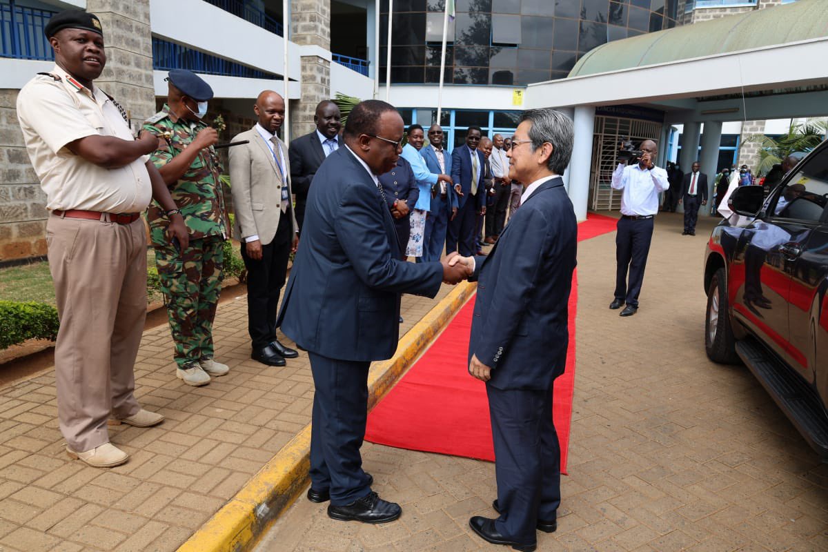MTRHofficial's tweet photo. JAPANESE AMBASSADOR TO KENYA H.E. HIROSHI MATSUURA HANDS OVER MTRH’S 1.5 TESLA MRI MACHINE AND AMBULANCE

The Japanese Ambassador to Kenya H.E. Hiroshi Matsuura, today, 19th December 2024, handed over two new projects at Moi Teaching and Referral Hospital (MTRH). https://t.co/ufoTOQEpEn