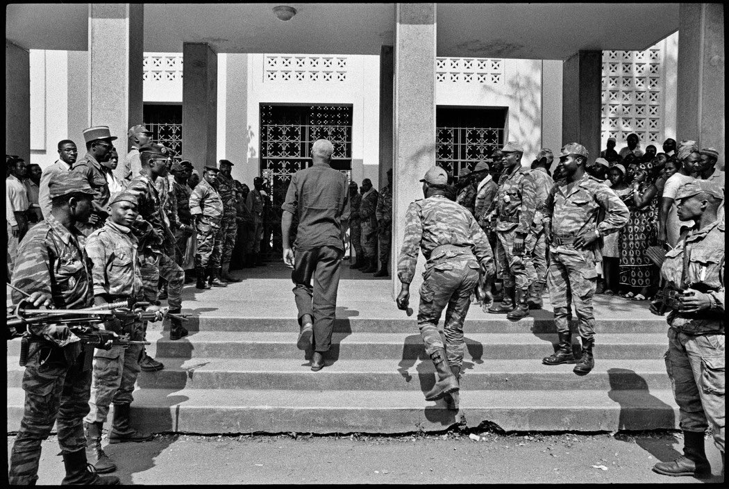 Ernest Ouandié, héros africain, aurait eu 100 ans ce jour. A son “procès”, il refuse de parler aux “juges”. A son exécution, il refuse le bandeau sur les yeux et chante la liberté. Le feu déchire son corps souriant. Il a rendu la mort vivante et noble. tiny.cc/8a22001