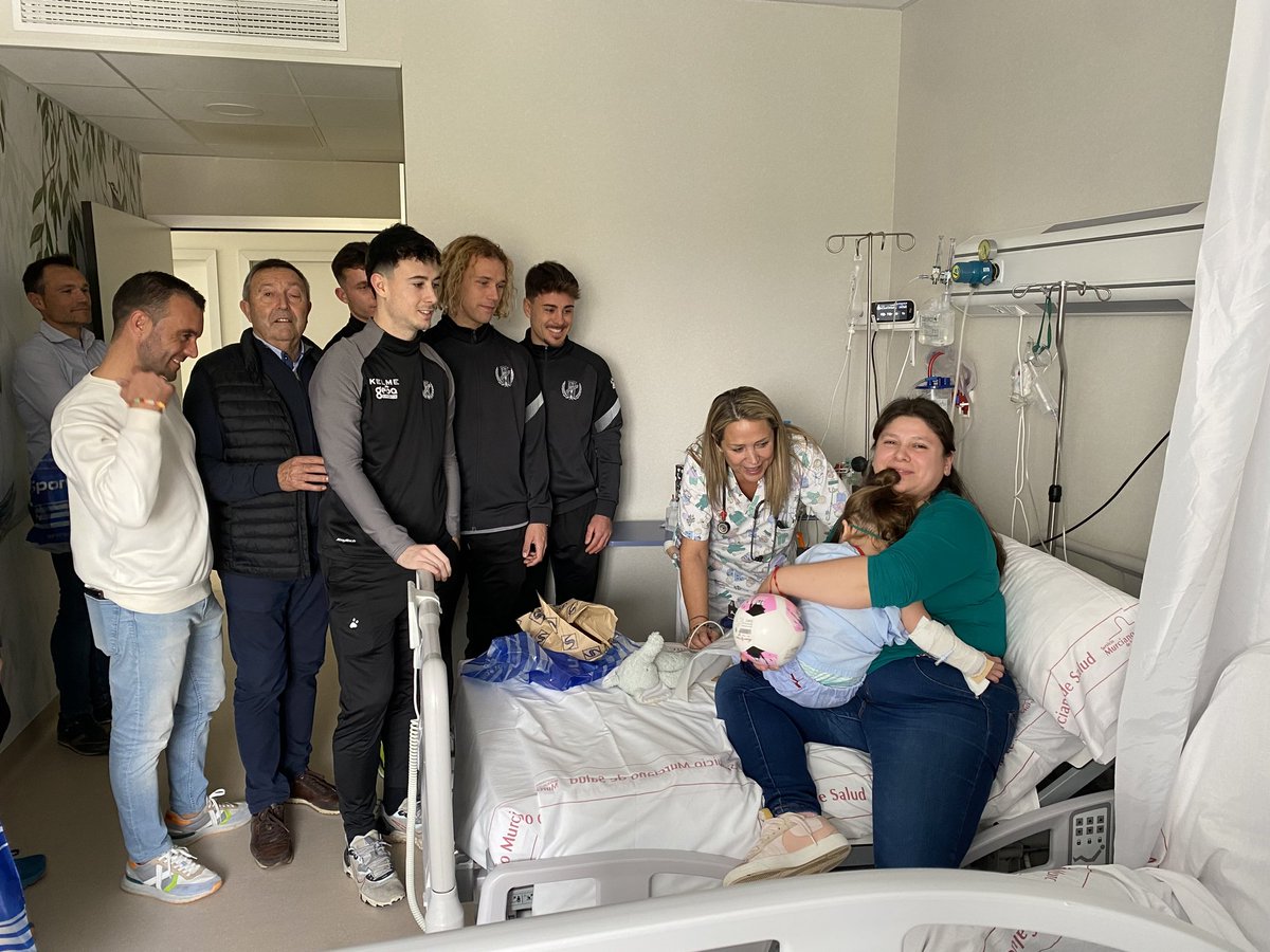 🙌💙🏘❤️🙌

👥🏥 Esta mañana hemos visitado el Hospital Virgen del Castillo de nuestra ciudad junto al concejal de Deportes para sorprender a niños y mayores repartiendo ilusión con sonrisas y regalos 🤗🎁

#SomosYeclano 📢 #SinTiNoSoyNada