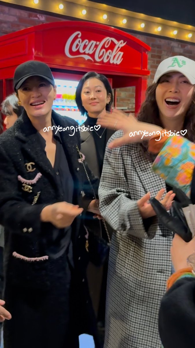 annyeongitsbie's tweet image. 241219 Harbin VIP Premiere

Ada eonni eonni cantiks #KimHyeSoo , terus ada #UhmJungAh &amp;amp; #SongYoonAh jalan barengan 🫶🏻🤙🏻

#김혜수 #엄정아 #송윤아