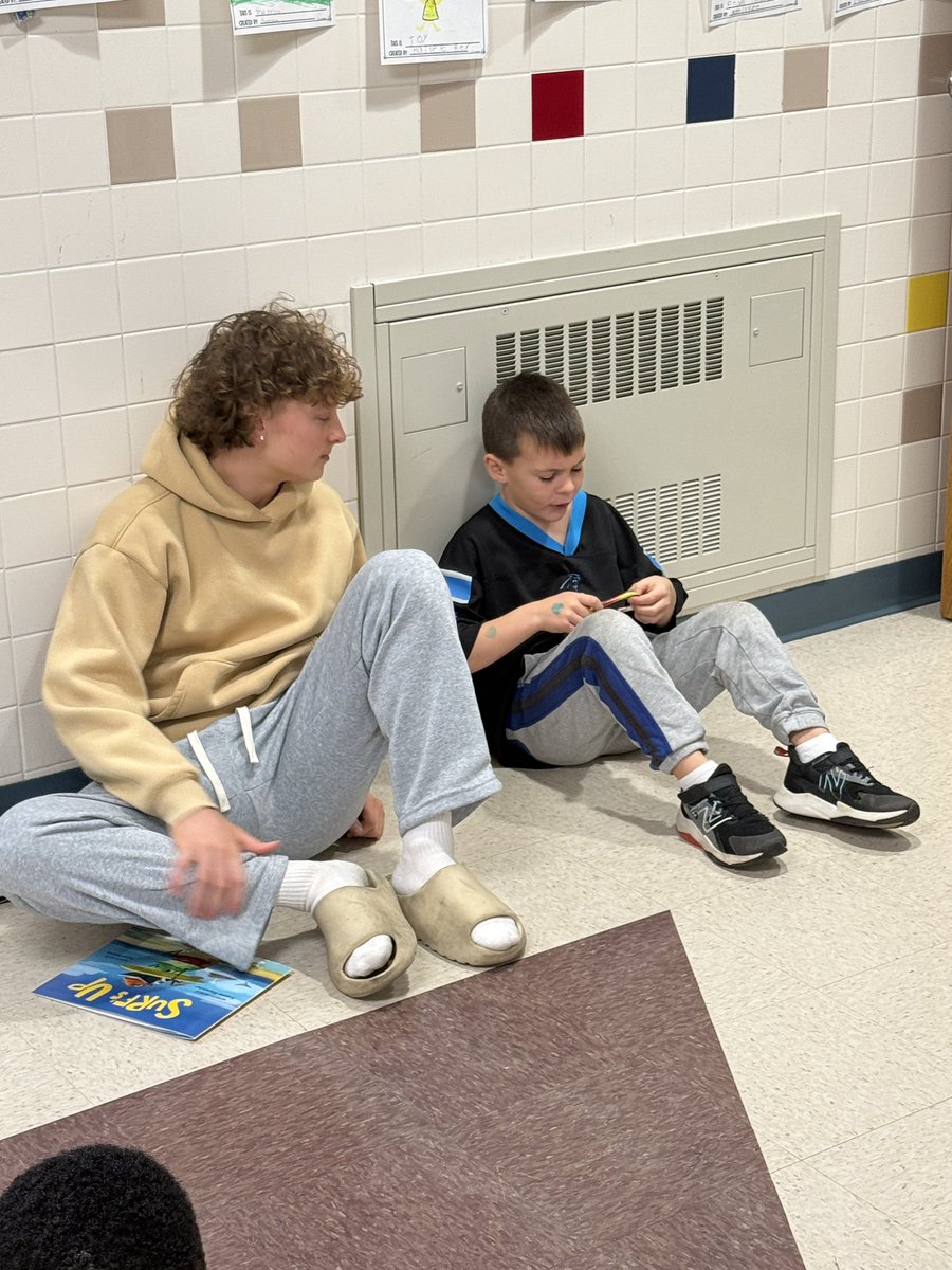 Calypso1stGrade's tweet photo. Few more pictures from Calypso with the football team. Thank you for spreading the joy of reading!@BethlehemAreaSD @CalypsoES https://t.co/mDX6tXuMeV