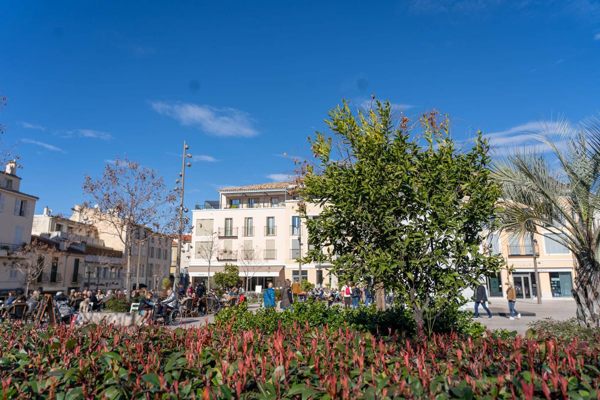 JeanLeonetti's tweet photo. [MARENDA-LACAN]🔵
L’opération de renouvellement urbain Marenda-Lacan a permis la réalisation de 189 logements avec un projet équilibré de mixité sociale qui a favorisé  le relogement de personnes âgées en centre-ville.

Le volet environnemental du projet, basé sur des constructions utilisant des énergies renouvelables et la piétonnisation du secteur a été renforcé par la création de deux nouveaux espaces verts en centre-ville : place des Martyrs et les 2800m2 du jardin d’Eden. 
L’opération a également permis la requalification des rues adjacentes. 
La dynamique du nouveau tissu commercial s’est accélérée avec l’installation du cinéma en février 2024.
Enfin, sur un plan financier Marenda-Lacan constitue un bénéfice de 4,5M€ pour la Ville d’@antibes_jlp