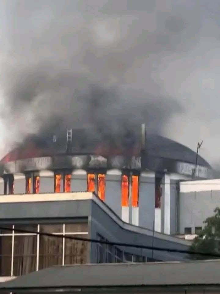 [爆卦] 非洲賴比瑞亞國會被抗議的青年燒了