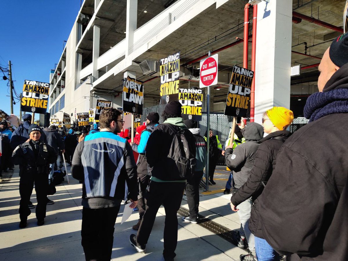 CPUSALABOR's tweet photo. 🚨QUEENS @amazonteamsters threatened with arrest on the first morning of their national strike. NYPD arrested two workers already. 

It’s clear whose side NYPD is on…

Solidarity with the Amazon @Teamsters 
🪧✊ https://t.co/ntEYAhGkKp