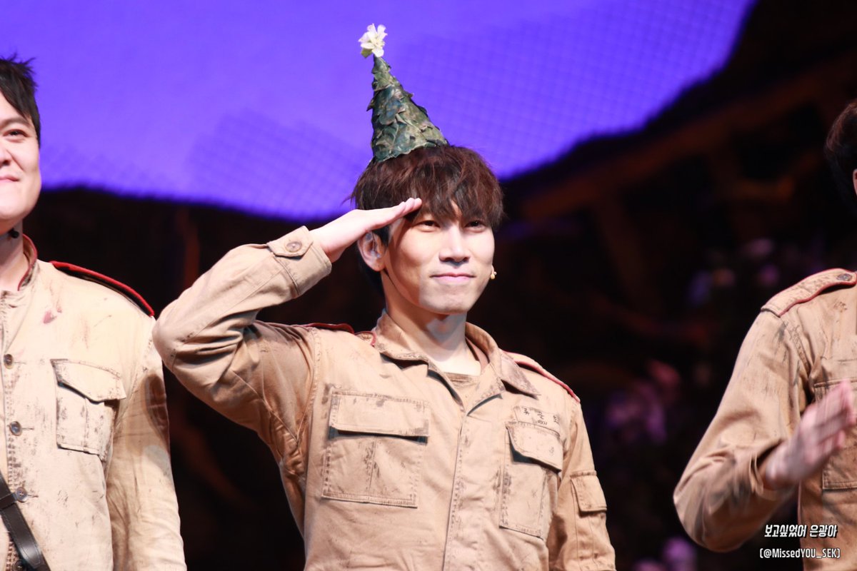 timetoEunkwang's tweet photo. 171220 여신님이 보고계셔 커튼콜 #은광
🍡🗯😇

#서은광 #비투비 #BTOB https://t.co/p72gxmyBC3