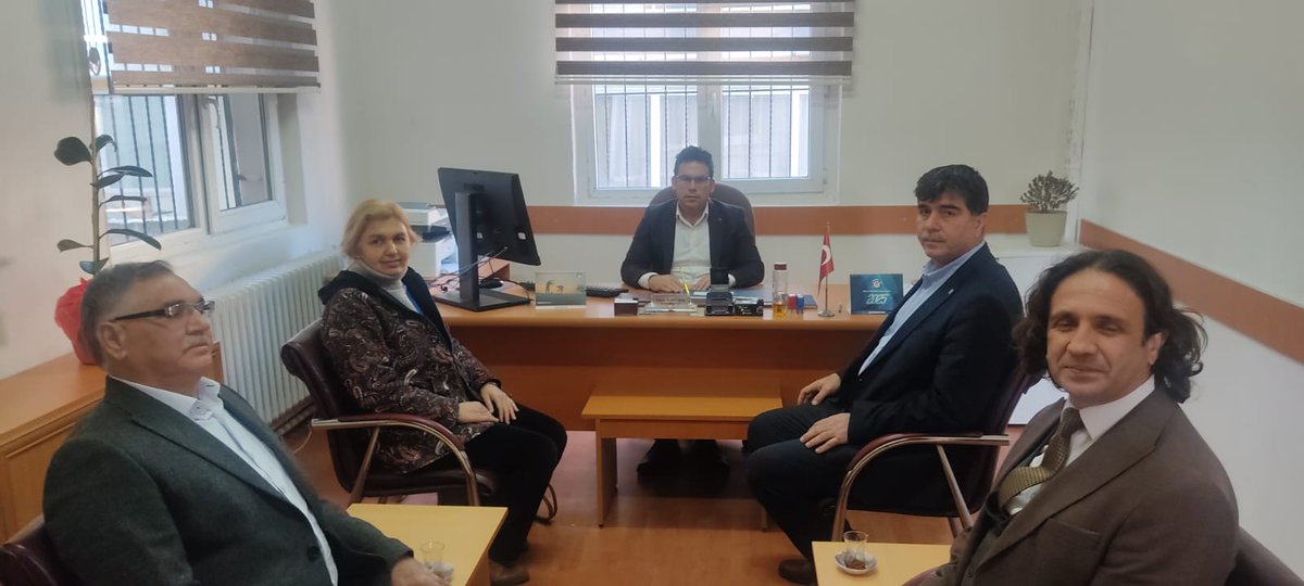ebsmanisa's tweet photo. Sarıgöl İlçe Milli Eğitim Müdürü Sayın Cezmi Yıldırak'ı ve Sarıgöl İlçe Milli Eğitim Müdürlüğü personelini ziyaret ederek eğitime dair değerlendirmelerde ve fikir alışverişinde bulunduk. Nezaketleri ve misafirperverlikleri için kendilerine teşekkür ederiz. https://t.co/u6KBFuktuD