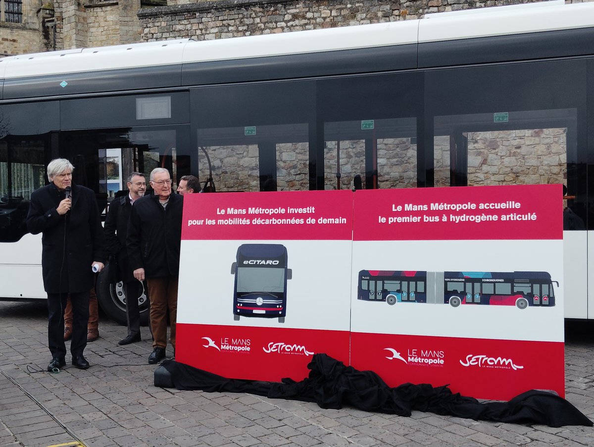#LeMans Notre groupe assistait à la présentation du 1er bus articulé à hydrogène de notre Métropole.
➡️ 4 bus circuleront dès 2025 et développeront notre gamme de #mobilitésdouces.
➡️ 🚍 Nouveau design dans l'esprit de celui des trams pour les 100 ans des #24Heuresdumans.👍