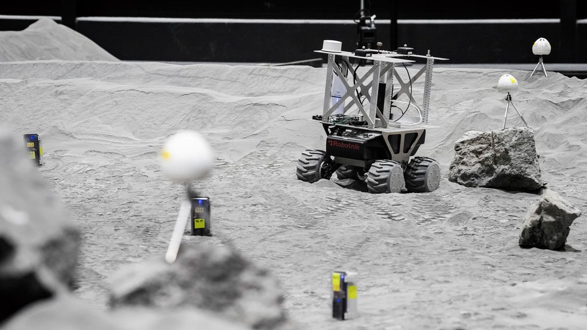 DLR_de (@dlr_de) on Twitter photo Schwarmnavigation auf #MoonOnEarth getestet: In unserer LUNA-Halle wurden Rover, Nutzlast-Boxen & 50 Sensoren zu einem Netzwerk verbunden. Sie tauschten Signale aus, um Positionen auch in Bewegung autonom zu bestimmen – ohne Satelliten oder Infrastruktur: dlr.de/de/aktuelles/n… Schwarmnavigation auf #MoonOnEarth getestet: In unserer LUNA-Halle wurden Rover, Nutzlast-Boxen & 50 Sensoren zu einem Netzwerk verbunden. Sie tauschten Signale aus, um Positionen auch in Bewegung autonom zu bestimmen – ohne Satelliten oder Infrastruktur: dlr.de/de/aktuelles/n…