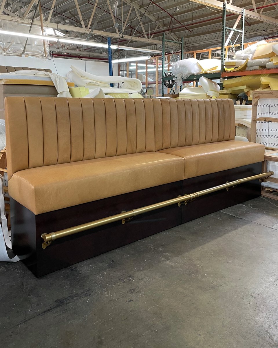 JamieStern_'s tweet photo. How would you describe this custom banquette in our full grain Provence Beach leather?!
#jamiesterndesign #banquette #banquetteseating #leather #leatherfurniture #fullgrainleather #fullgrain #classicleather #leatherseating #leatherbanquette #interiordesign #design https://t.co/98Jh1cY5v3