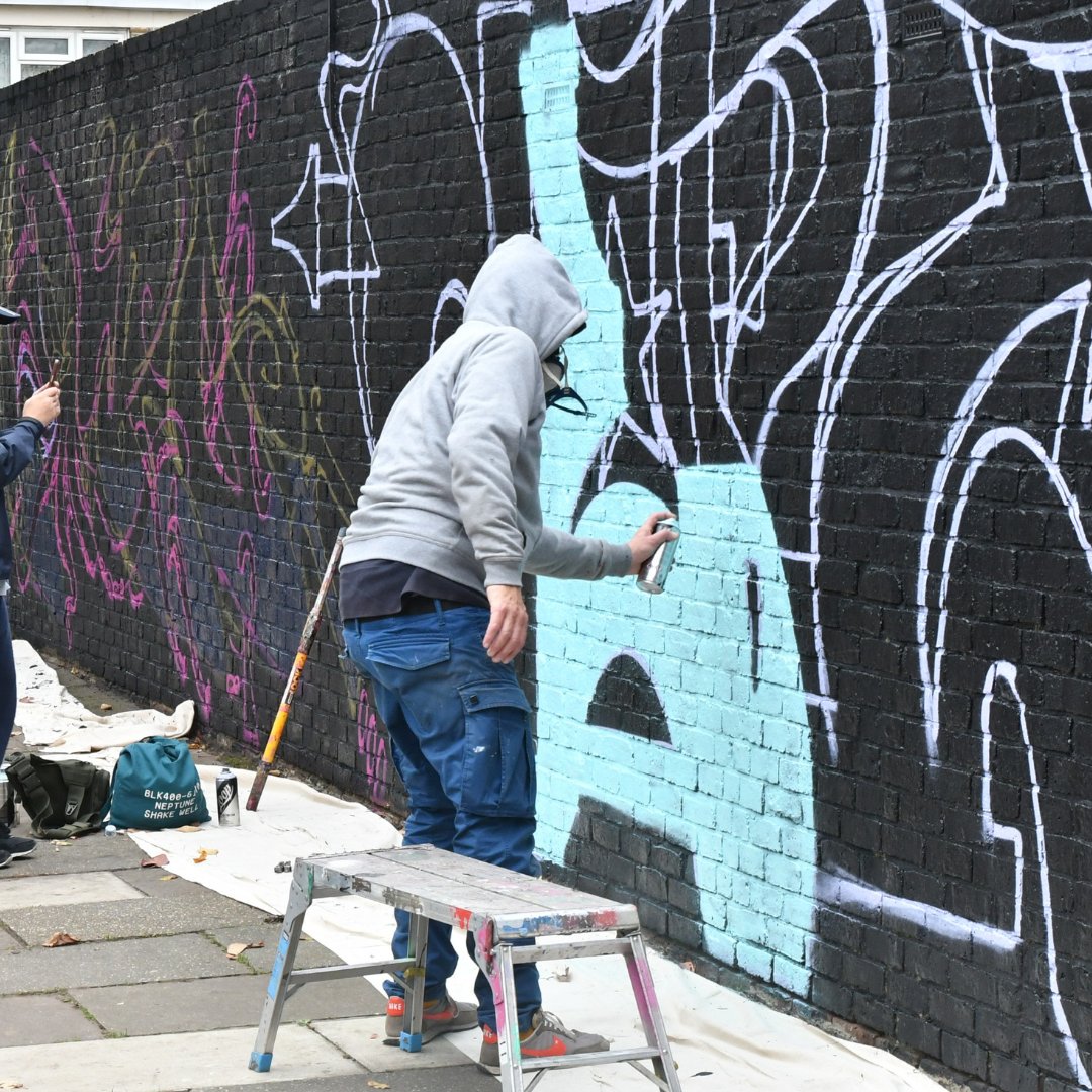 PopuloLiving's tweet photo. Day 11 of 12 Days of #Populo: Street Art Community Day
In November, we celebrated the new @steelwarriorsuk gym + @YesMake1 playground at Carpenters Estate! 🎉
Our Community Day had mural painting, breakdancing + more. Starting regeneration with community spaces shows our commitment to residents first! 💪
@NewhamLondon
@rokhsanafiaz
#12DaysOfPopulo #CommunityFirst