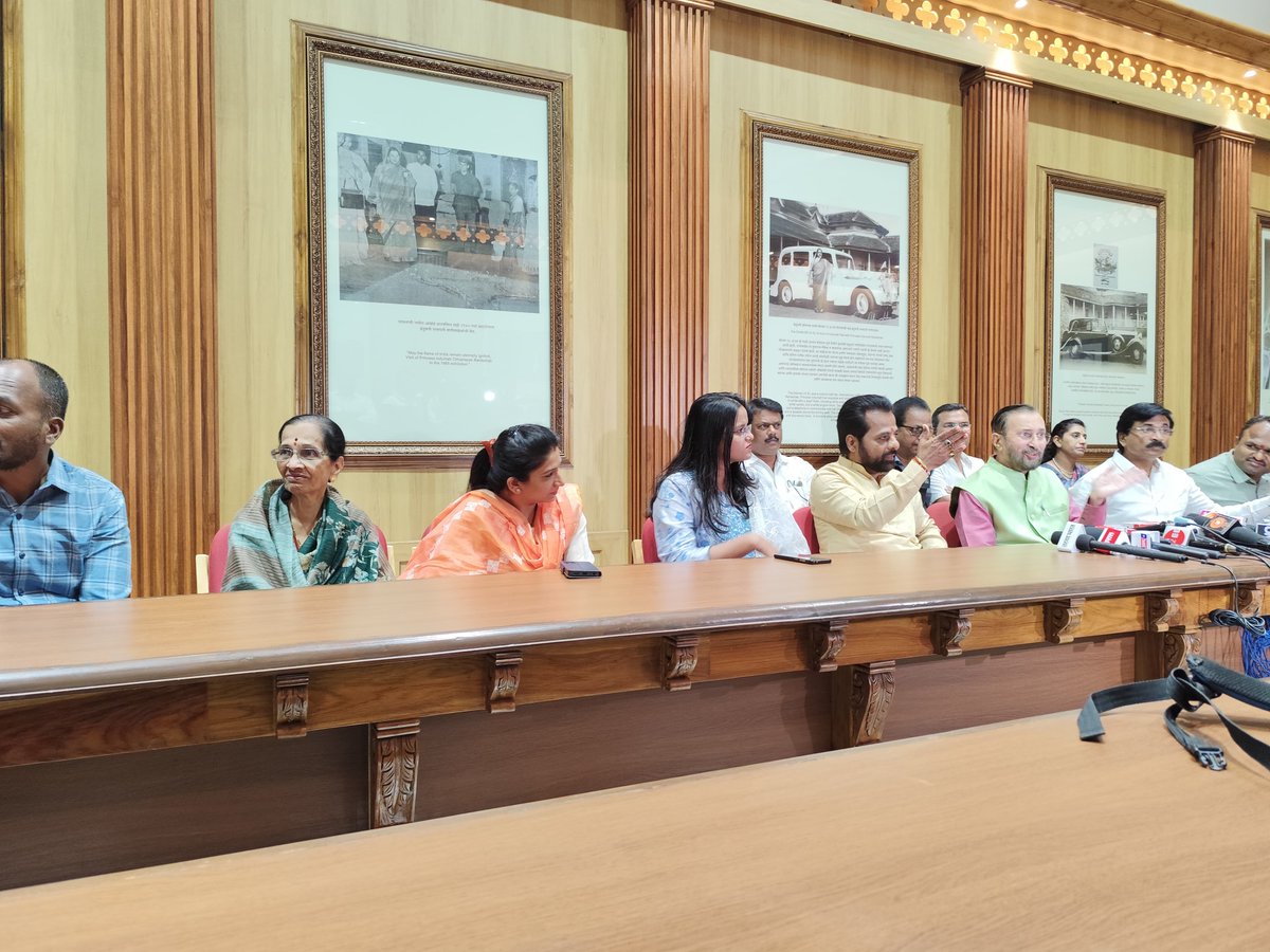 GayuarRaut's tweet photo. आज सर्किट हाऊस कसबा बावडा कोल्हापूर येथे माजी केंद्रीय मंत्री प्रकाश जावडेकर यांनी पत्रकारांशी संवाद साधला. https://t.co/8Qgw52tWW8