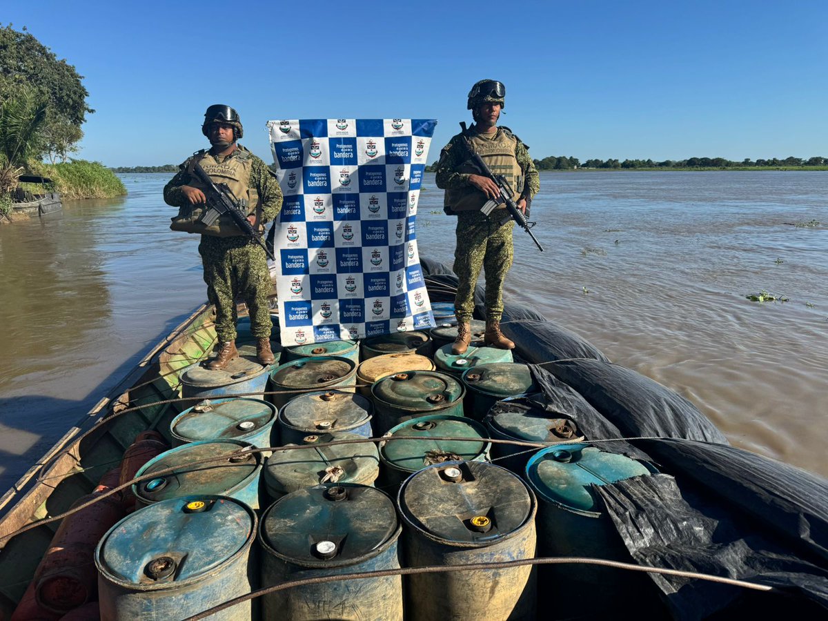 FNC_ArmadaCol's tweet photo. #EsNoticia 🚨| El Batallón Fluvial de Infantería de Marina No.17, inmovilizó 540 galones de gasolina y 14.480 galones de ACPM, que eran transportados de forma irregular en el área general de #Pinillos y #Achí en el departamento de #Bolívar, y en #LaGloria, #Cesar. 📍 https://t.co/57n1UfBDoi