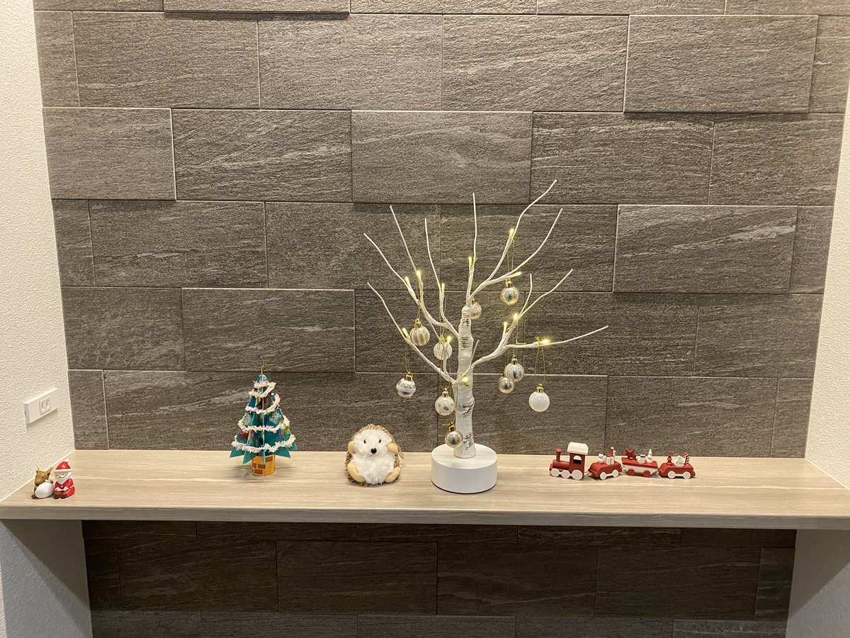 SEKITO_TA2YA's tweet photo. 仕事から帰ったら玄関がクリスマス仕様になってた。
ニトリと100均。
かわいいじゃない。 https://t.co/RmFHQzu0JH