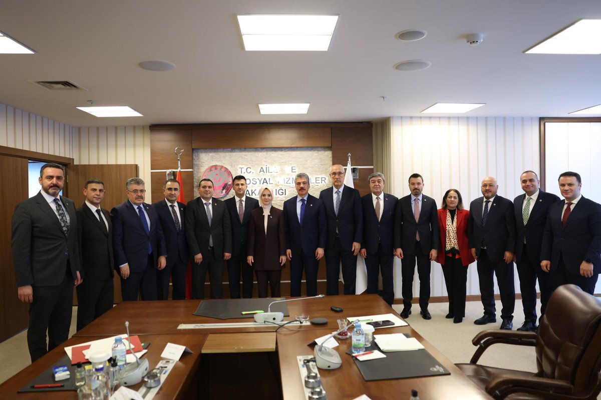 ERTUĞRUL GAZİ DEMİR (@ertugrlgazitmsy) on Twitter photo Bugün <a href="/tcailesosyal/">T.C. Aile ve Sosyal Hizmetler Bakanlığı</a> Bakanımız Sayın <a href="/MahinurOzdemir/">Mahinur Özdemir Göktaş</a> Göktaş’ın başkanlığında;
Heyetimiz
* Bingöl Mv
Sn. <a href="/FeyziBerdibek1/">Feyzi Berdibek🇹🇷</a>
* İzmir Mv
Sn.<a href="/celebimehmeta/">Mehmet Ali Çelebi</a>
* Kocaeli Mv
Sn.<a href="/VeyselTipioglu/">Veysel TİPİOĞLU🇹🇷</a>
* Afyon Mv Sn.<a href="/MvDrHasanArslan/">Dr. Hasan Arslan</a>
* Kayseri Mv
Sn.<a href="/DursunATAS38/">Dursun ATAŞ</a>
* Yozgat Mv Sn.<a href="/suleymansahan66/">Süleyman ŞAHAN</a>
* Bugün <a href="/tcailesosyal/">T.C. Aile ve Sosyal Hizmetler Bakanlığı</a> Bakanımız Sayın <a href="/MahinurOzdemir/">Mahinur Özdemir Göktaş</a> Göktaş’ın başkanlığında;
Heyetimiz
* Bingöl Mv
Sn. <a href="/FeyziBerdibek1/">Feyzi Berdibek🇹🇷</a>
* İzmir Mv
Sn.<a href="/celebimehmeta/">Mehmet Ali Çelebi</a>
* Kocaeli Mv
Sn.<a href="/VeyselTipioglu/">Veysel TİPİOĞLU🇹🇷</a>
* Afyon Mv Sn.<a href="/MvDrHasanArslan/">Dr. Hasan Arslan</a>
* Kayseri Mv
Sn.<a href="/DursunATAS38/">Dursun ATAŞ</a>
* Yozgat Mv Sn.<a href="/suleymansahan66/">Süleyman ŞAHAN</a>
*