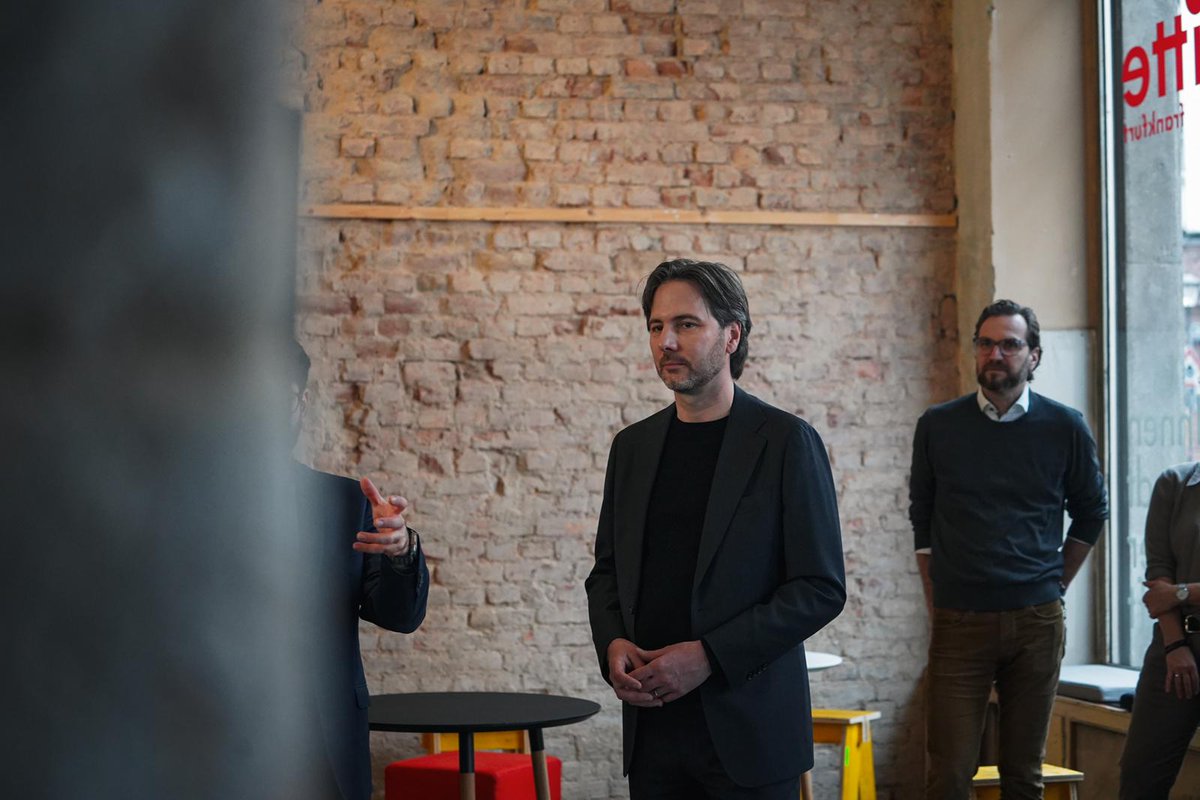 Über 6 Mio. Euro für eine nachhaltige &amp; lebenswerte Stadtentwicklung in <a href="/Stadt_FFM/">Frankfurt am Main</a>. <a href="/El_KaWeh_/">Kaweh Mansoori</a>  hat heute fünf Förderbescheide über insgesamt über 6 Millionen Euro an die Stadt Frankfurt übergeben. Diese Mittel fließen in folgende Projekte, die Frankfurts Zukunft aktiv gestalten.